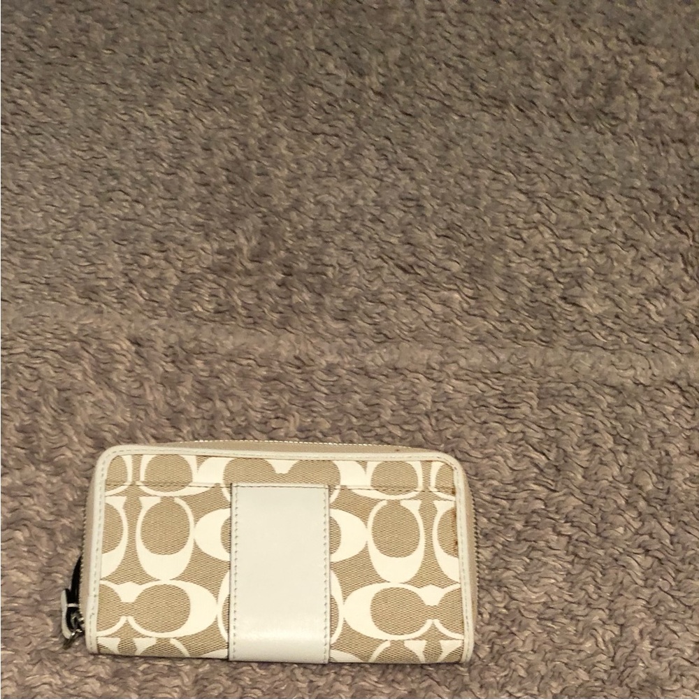 Crème and beige colored Coach wallet in excellent condition